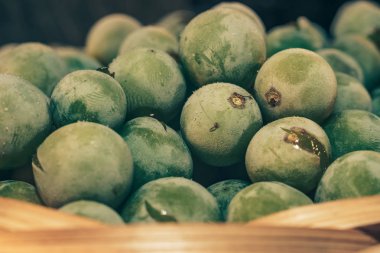 Yakın taze dondurulmuş yeşil üzüm taneleri arka plan kadar. Makro görünümü.