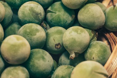 Yakın taze dondurulmuş yeşil üzüm taneleri arka plan kadar. Makro görünümü.