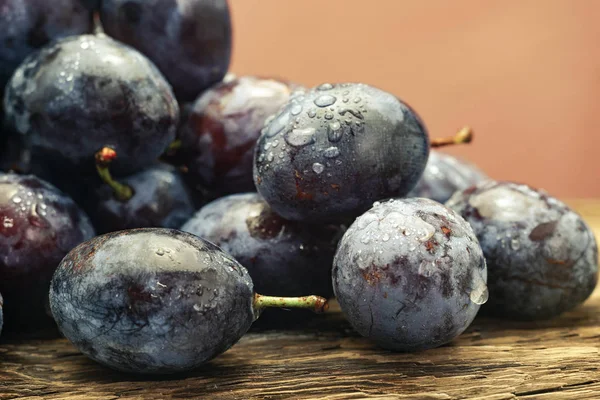 Gros Plan Belles Prunes Bleues Fraîches Sur Vieux Fond Table — Photo