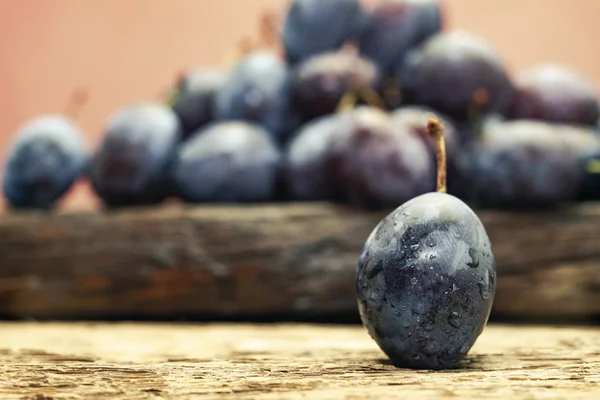 Gros Plan Belles Prunes Bleues Fraîches Sur Vieux Fond Table — Photo