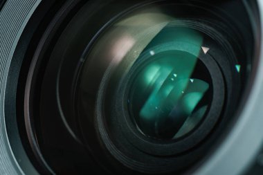 Renk yansıması arka plan ile güzel kamera lensi kapatın. 