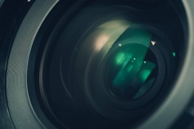 Renk yansıması arka plan ile güzel kamera lensi kapatın. 