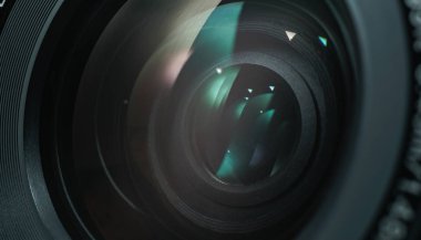 Renk yansıması arka plan ile güzel kamera lensi kapatın. 