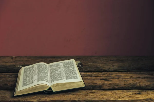 Mooie Open Heilige Bijbel Oude Eikenhouten Tafel Donker Rode Muur — Stockfoto