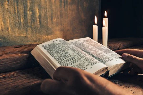 Uomo Vicino Seduto Tavolo Leggere Bibbia Vecchio Tavolo Legno Quercia — Foto Stock