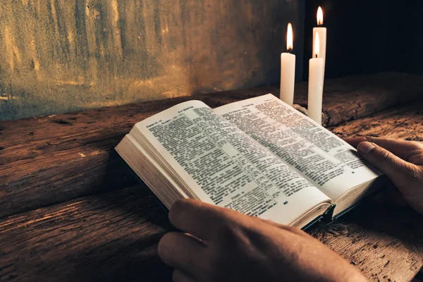 Uomo Vicino Seduto Tavolo Leggere Bibbia Vecchio Tavolo Legno Quercia — Foto Stock