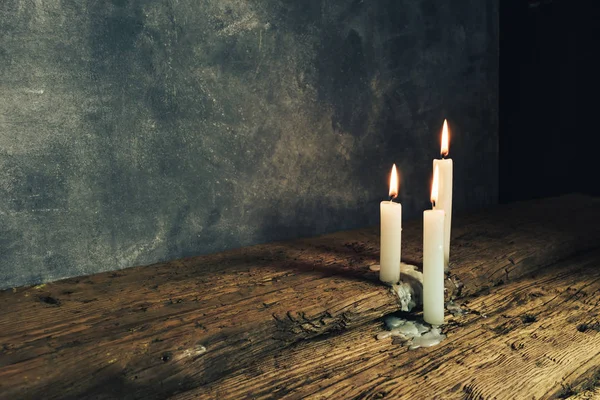 Fermer Belles Bougies Brûlées Sur Une Vieille Table Bois Chêne — Photo