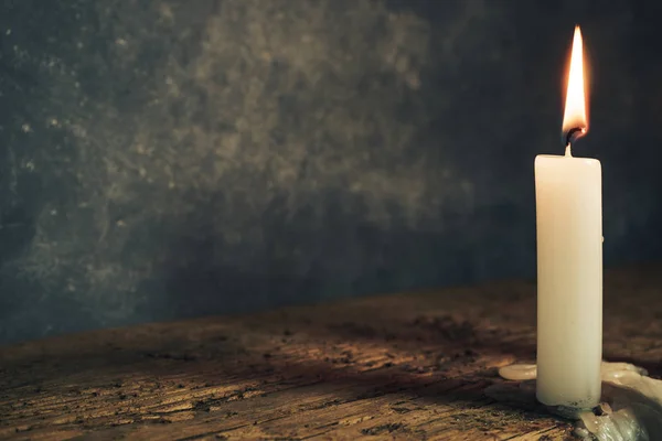 Крупним Планом Красиві Спалені Свічки Старому Дубовому Дерев Яному Столі — стокове фото