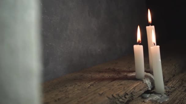 Close Schöne Brennende Kerzen Auf Einem Alten Eichentisch Und Dunkelgrauen — Stockvideo