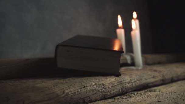 Krásná Zavřená Svatá Bible Tři Bílé Zapálené Svíčky Starém Dubovém — Stock video