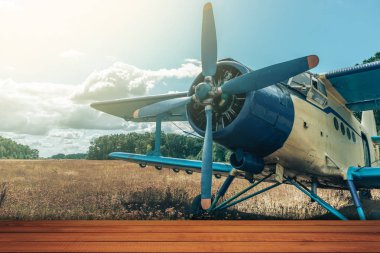 Kırmızı ahşap masa ve güzel uçak arka plan.