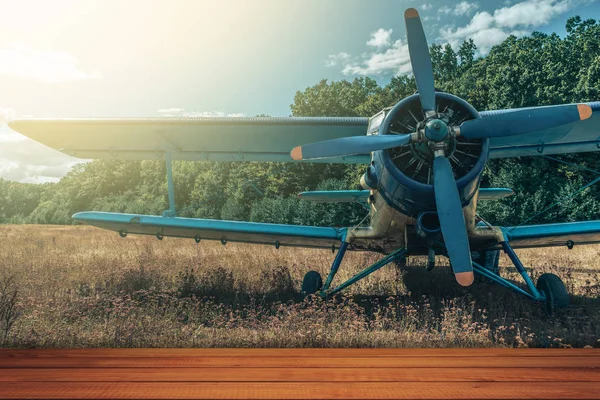 Rød Træ Bord Smukke Fly Baggrund - Stock-foto