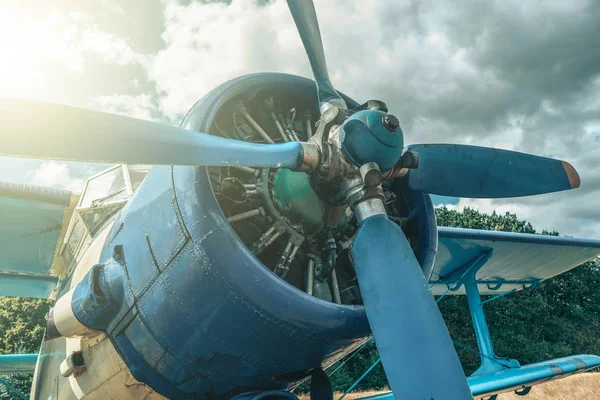 Güzel uçak arka plan kapatın. Vintage uçak.