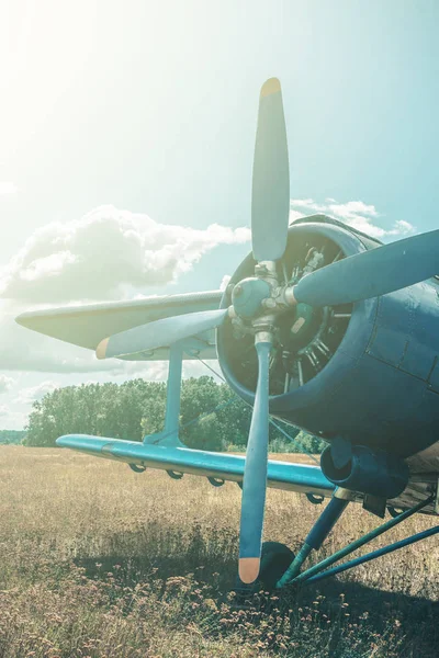 Hermoso Avión Azul Amarillo Bosque Fondo Del Cielo Aviones Antiguos — Foto de Stock