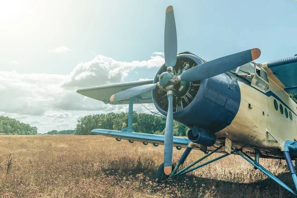 Piękny Niebieski Żółty Samolot Lesie Tle Nieba Samoloty Vintage — Zdjęcie stockowe