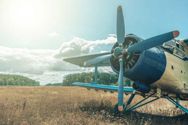 Piękny Niebieski Żółty Samolot Lesie Tle Nieba Samoloty Vintage — Zdjęcie stockowe