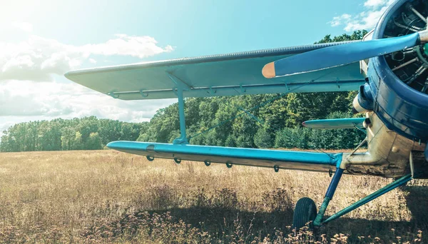 Bir orman ve gökyüzü arka plan üzerinde güzel mavi ve sarı uçak. Vintage uçak.