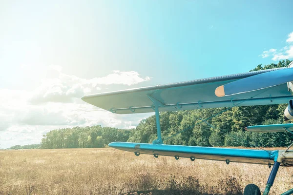 Piękny Niebieski Żółty Samolot Lesie Tle Nieba Samoloty Vintage — Zdjęcie stockowe