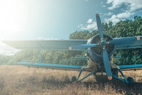 森と空の背景に美しい青と黄色の飛行機 ヴィンテージ航空機 — ストック写真