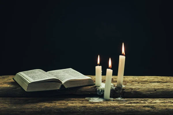Belle Bible Ouverte Bougies Brûlées Sur Une Vieille Table Bois — Photo