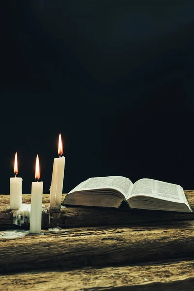 Vacker Öppen Bibel Och Bränt Ljus Ett Gammalt Ekträ Bord — Stockfoto