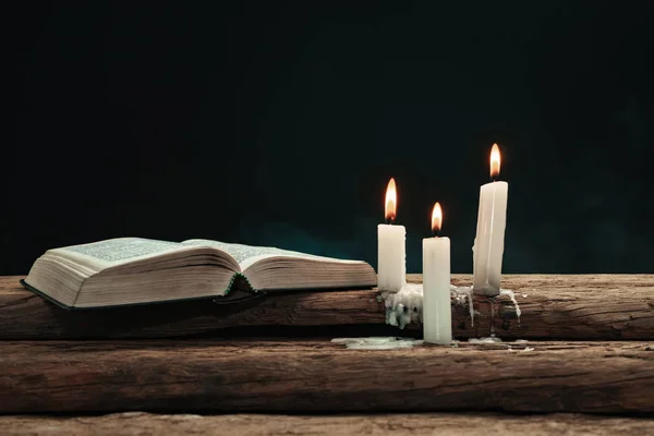 Hermosa Biblia Abierta Velas Quemadas Una Vieja Mesa Madera Roble —  Fotos de Stock