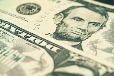 Lincoln'un yüzü beş dolarlık bir arka planda. Beş Amerikalı, amerikan doları banknot. Makro görünümü.