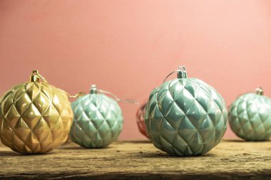 Eski bir meşe ahşap masa ve kırmızı duvar arka plan üzerinde Güzel Noel bauble.