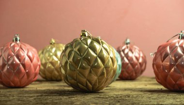 Eski bir meşe ahşap masa ve kırmızı duvar arka plan üzerinde Güzel Noel bauble.