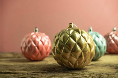 Eski bir meşe ahşap masa ve kırmızı duvar arka plan üzerinde Güzel Noel bauble kapatın.