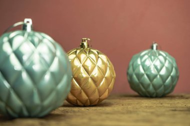 Eski bir meşe ahşap masa ve kırmızı duvar arka plan üzerinde Güzel Noel bauble kapatın.