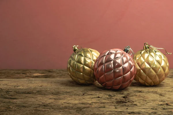 Hermosa Bola Navidad Sobre Una Mesa Madera Roble Viejo Fondo — Foto de Stock