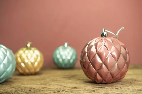 Close Bella Bagattella Natale Vecchio Tavolo Legno Quercia Sfondo Muro — Foto Stock