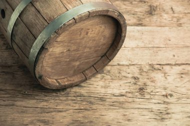 Güzel ahşap varil ve ahşap arka plan eski masa yıpranmış. Üstte görüntü.