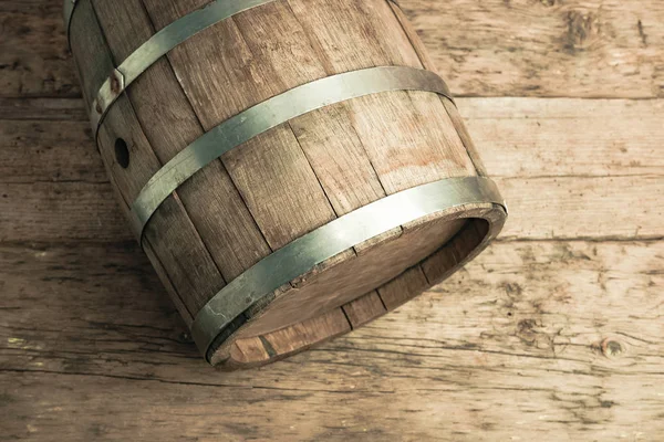 美しい木製の樽と木製の背景の古いテーブルを着用 トップビュー — ストック写真