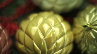 Close up Beautiful Christmas bauble ve bokeh bulanıklık arka plan. Dönüş 360 derece.