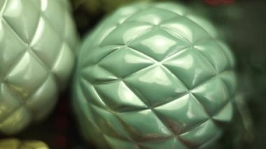 Close up Beautiful Christmas bauble ve bokeh bulanıklık arka plan. Dönüş 360 derece.