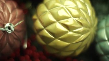 Close up Beautiful Christmas bauble ve bokeh bulanıklık arka plan. Dönüş 360 derece.