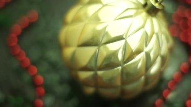 Close up Beautiful Christmas bauble ve bokeh bulanıklık arka plan. Dönüş 360 derece.