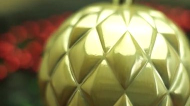 Close up Beautiful Christmas bauble ve bokeh bulanıklık arka plan. Dönüş 360 derece.