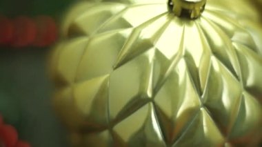 Close up Beautiful Christmas bauble ve bokeh bulanıklık arka plan. Dönüş 360 derece.
