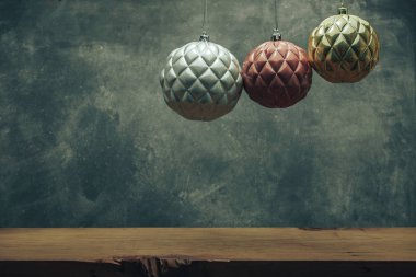 Ahşap kahverengi bir masa ve gri duvar arka plan üzerinde Güzel Noel baubles.
