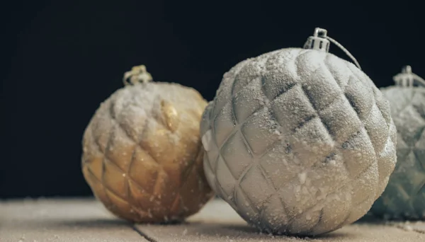 Mooie Kerstballen Een Nieuwe Houten Tafel Viel Door Sneeuw Zwarte — Stockfoto