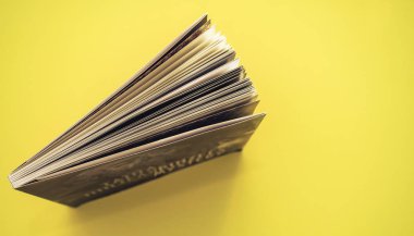 Sarı arka plan tablosunda güzel kitap üst görünümü.