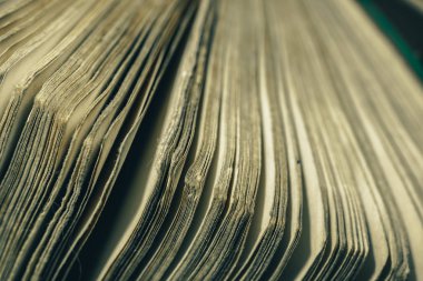 Eski kitap sayfalarını kapatın. Makro görünümü.