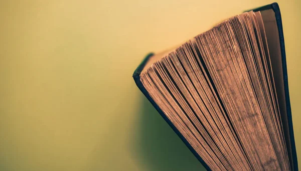 Közelről Gyönyörű Nyitott Régi Könyv Felülnézet Egy Sárga Háttér Asztal — Stock Fotó
