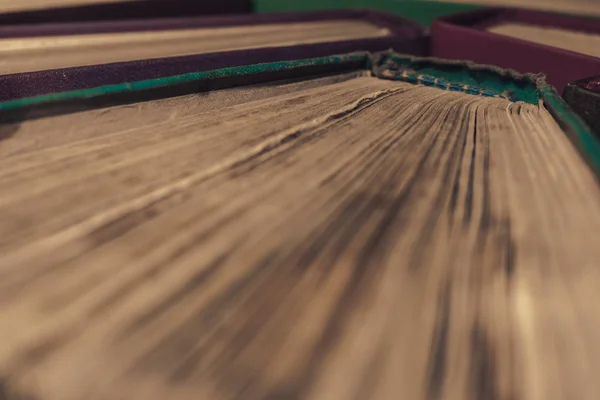 Nyitott Régi Oldalkönyvek Bezárása Egy Háttérasztalon Makrónézet — Stock Fotó