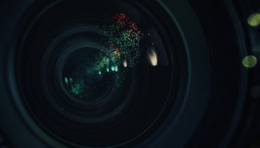 Çok renkli cam yansıtmalı güzel bir kamera deliğini kapat. Makro görünüm.