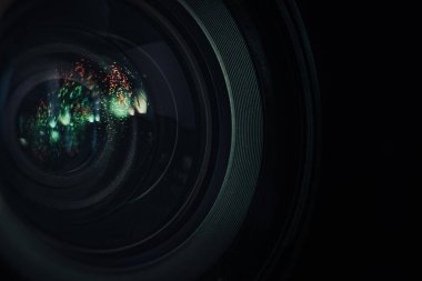 Çok renkli cam yansıtmalı güzel bir kamera deliğini kapat. Makro görünüm.