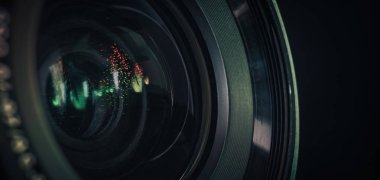 Çok renkli cam yansıtmalı güzel bir kamera deliğini kapat. Makro görünüm.